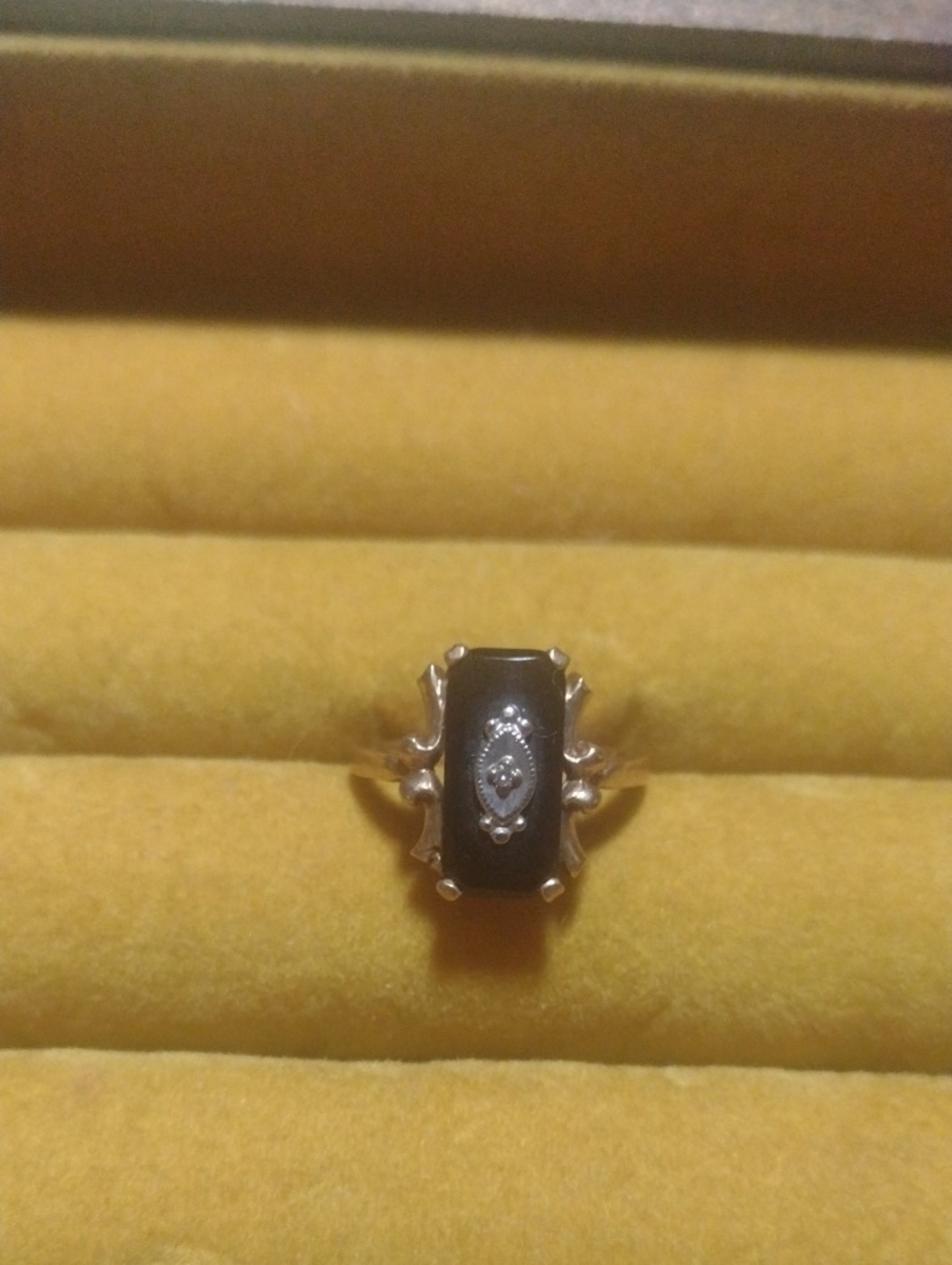 Vintage-style ring Black Onyx Stone 10k yellow gold with Diamond Chip. Size 5.5